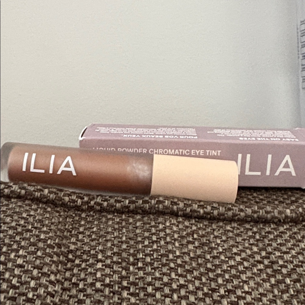 BNIB Ilia Liquid Powder Chromatic Eye Tint in Fresco - Full Size - Picture 9 of 9